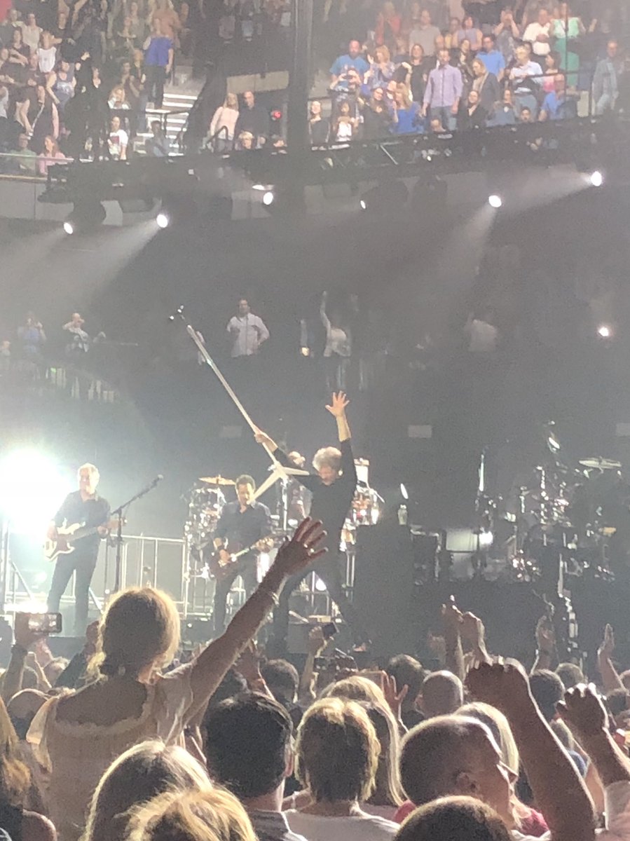 VBerardis's tweet photo. Thank you for an amazing show!! @jonbonjovi @TheRealPhilX @dbdavidbryan @johnshanks1 @BonJovi https://t.co/UwYmIk7dAH