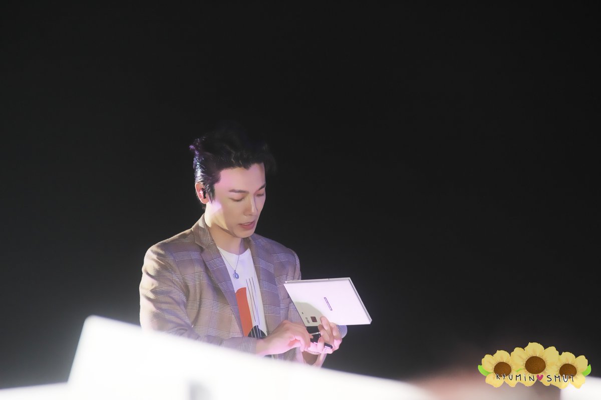 KyuMinSmut's tweet photo. Por fin estoy subiendo todas las fotos que le tomé a @donghae861015 en el #SuperShow7inPeru llámenme pajera pls #donghae #superjunior #슈퍼주니어 #supershow7 @SJofficial (1) https://t.co/K7AMxHSfgK