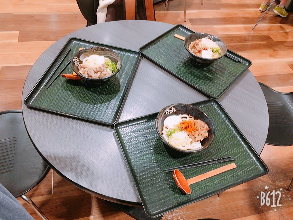 Nuts117117's tweet photo. 友達と���強会です！でもお腹すいたのでうどん食べます…w https://t.co/Ew75UvTpZt