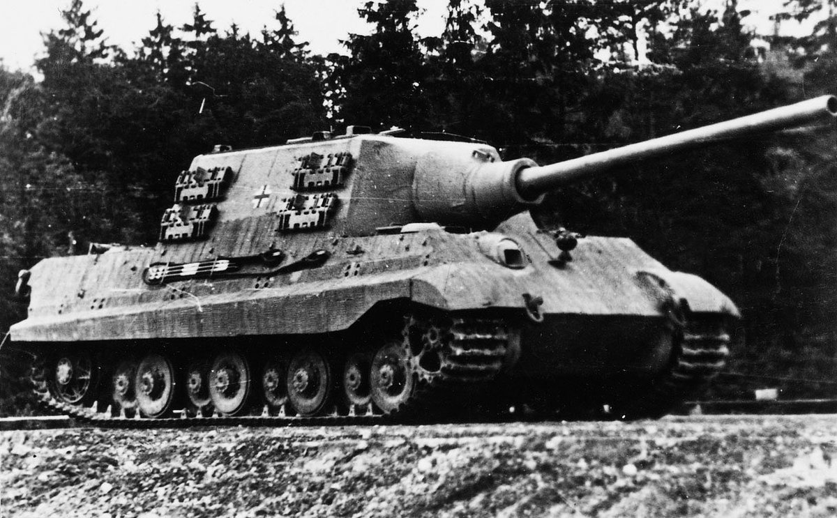 Jagdtiger Bot やくとらbot Twitter પર Sd Kfz 186 Jagdtiger ヤークトティーガー ドイツ語 で 狩りをする虎 という意味の名前を冠するこの戦車は最強と名高いティーガーiiの車体を利用され250mmにも及ぶ正面装甲厚と巨大な55口径128mm砲を持ち 史実において Jagdtiger Bot やくとらbot Twitter પર Sd Kfz 186 Jagdtiger ヤークトティーガー ドイツ語 で 狩りをする虎 という意味の名前を冠するこの戦車は最強と名高いティーガーiiの車体を利用され250mmにも及ぶ正面装甲厚と巨大な55口径128mm砲を持ち 史実において