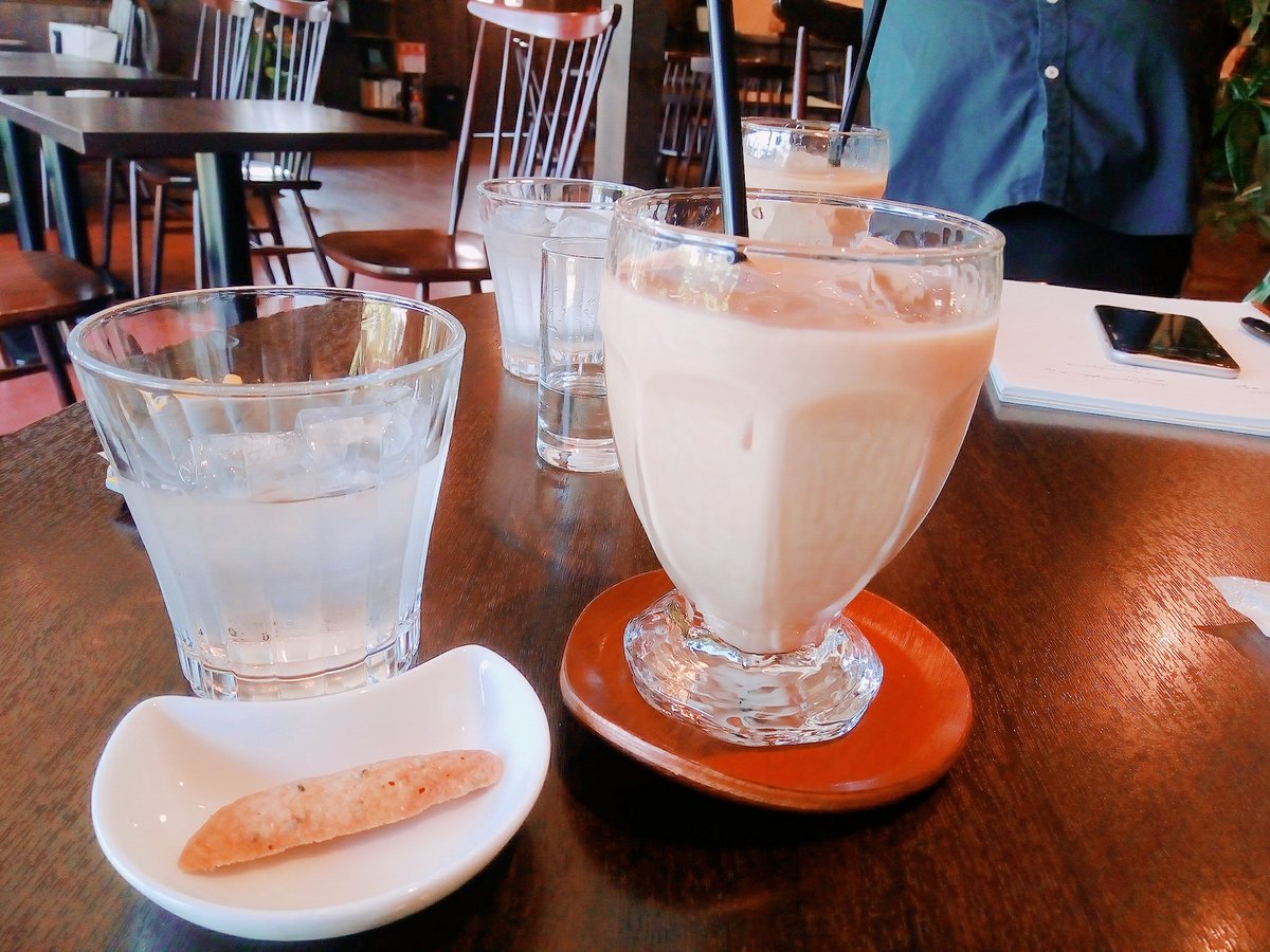 MOONというカフェで昼活。

朝活の予定が寝坊で崩れたけれど
予定通りのカフェにはちゃんと行くw

昼飯アイスカフェオレだけとか
圧倒的に足らん。。

#サービスのクッキーが地味に嬉しい