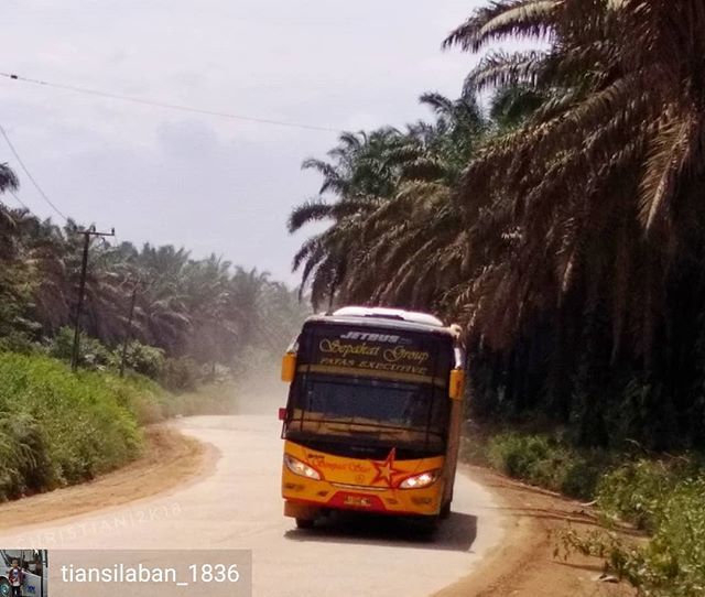 karoseriID's tweet photo. Regrann from @tiansilaban_1836 - •
Bintang Di Siang yg Kelabu...
Inf:
Sempati Star || Mercedes-Benz OH 1526 || Jetbus HD by Adiputro || Patas Executive || BL 7749 AA
#fanssempatistar
#ayonaikbiscom #bussumatera
#brandanbuscom #bissumatra
#sumatrabuslovers #medanbisser #offic… https://t.co/2dGmcNtNnz