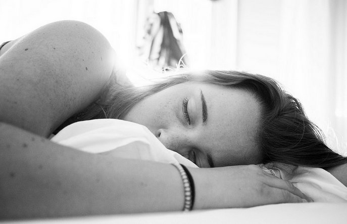 openculture's tweet photo. Dr. Weil’s 60-Second Technique for Falling Asleep https://t.co/GkI2Z7hkcP https://t.co/MmjvlTzfqs