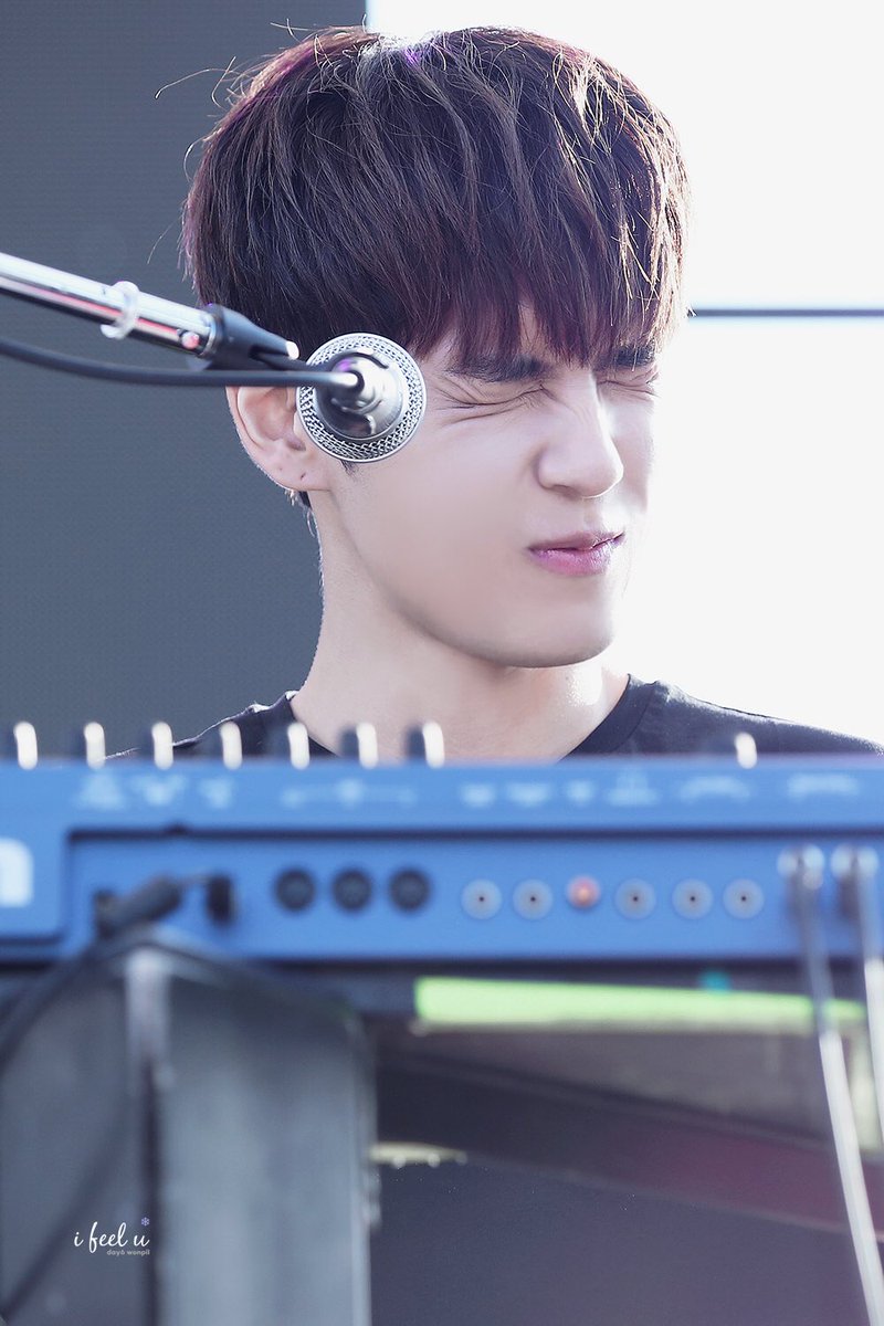 1feelu's tweet photo. 영현이가 노래내내 탄죠비 오메데또 외쳐서 빵터진 웡필이...
#데이식스 #Day6 #원필 #Wonpil https://t.co/EZOVgDp68k