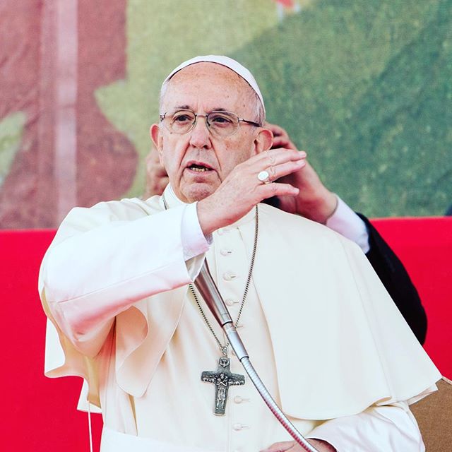 cnalive's tweet photo. "May Almighty God bless you, in the name of the Father, and of the Son and of the Holy Spirit!" #catholic #blessed🙏 #popefrancis #rome 📸 @dibanezgut / CNA at a May 5, 2018 event with the #neocatechumenalway https://t.co/PrMSzbhELL https://t.co/iiGZfQ5S3h
