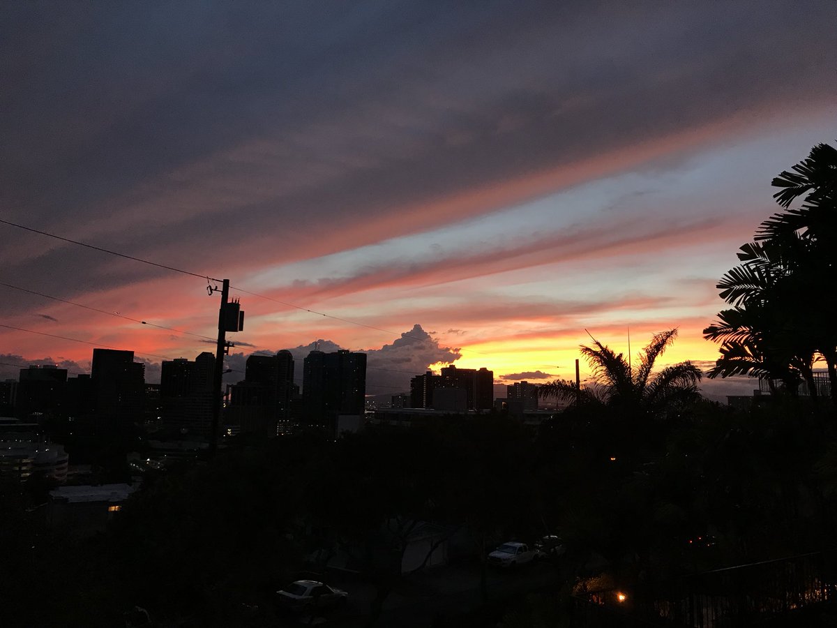 frankstah's tweet photo. Sunset gradient was off the hook tonight. #Hawaii #Aloha #Oahu #Sunset #NoVolcano https://t.co/6wvcPIjTBb