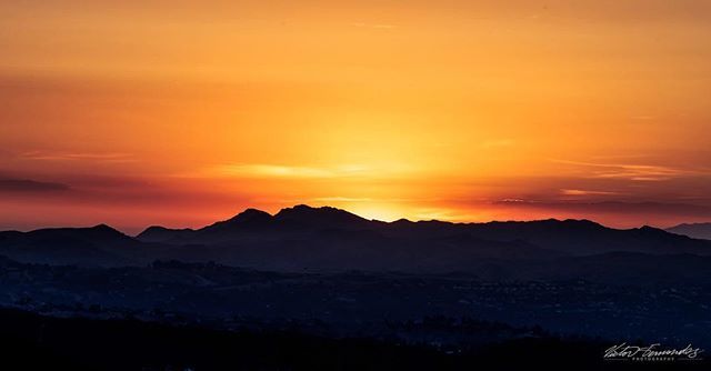 Sun falls behind the #santamonicamountains and #fireinthesky .
.
.
.
.
.
.
.
#abc7eyewitness #ig_color #visitcalifornia #visualambassadors 
#mint_shotz  #sunsetlovers #sunset_madness #world_bestsunset #sunrise_and_sunsets #bestsunsetpics # #myproshot #ig… ift.tt/2jwfN9X