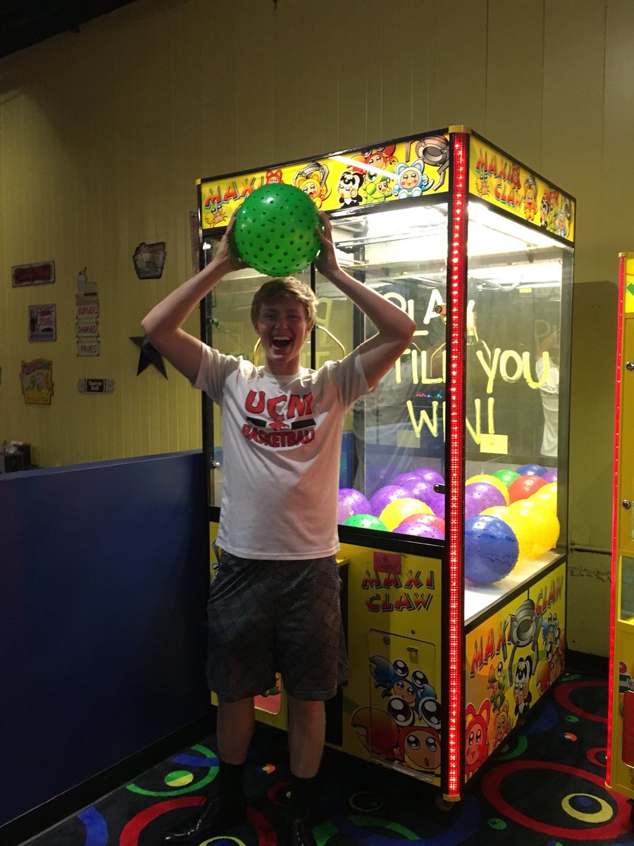 HHS_ProjectProm's tweet photo. Success with the Claw Machine! #treyrocks #ProjectProm2018 https://t.co/sCHHWU5O7v