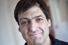 ugurbati's tweet photo. Sonuçta
Dan Ariely "Dürüstlük eşiği" diye bir kavramdan söz ederken; "Kız arkadaşınız sahte çanta kullanıyorsa, sizi aldatma ihtimali daha yüksektir"der. Çünkü dürüstlük, zihindeki bir tezahürdür. Ya öylesindir ya değilsindir. Unvanın hakkında yalan söyleme, çalmaktan farksızdır! https://t.co/T73qXJPHdk