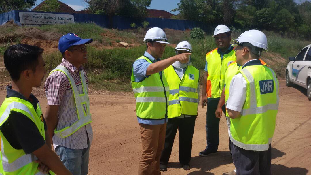 Roadcare_Phg's tweet image. Lawatan kerja Dato zahrul hakim SUB @MOWorks dan Pengarah @CSFJ_JKR ir Mat Rosly bin Mat Daud ke Lokasi kerja pembaikan menggunakan kaedah PMC di laluan FT03 sec 355Jln kuantan-Kemaman.

Alhamdulillah dan syukur jalan rosak dan sering dinaiki air di Bukit Pengorak telah dibaiki
