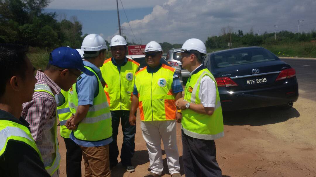Roadcare_Phg's tweet image. Lawatan kerja Dato zahrul hakim SUB @MOWorks dan Pengarah @CSFJ_JKR ir Mat Rosly bin Mat Daud ke Lokasi kerja pembaikan menggunakan kaedah PMC di laluan FT03 sec 355Jln kuantan-Kemaman.

Alhamdulillah dan syukur jalan rosak dan sering dinaiki air di Bukit Pengorak telah dibaiki
