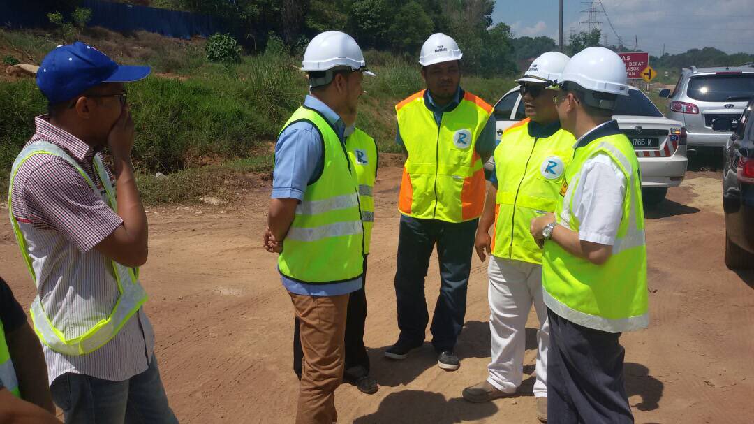 Roadcare_Phg's tweet image. Lawatan kerja Dato zahrul hakim SUB @MOWorks dan Pengarah @CSFJ_JKR ir Mat Rosly bin Mat Daud ke Lokasi kerja pembaikan menggunakan kaedah PMC di laluan FT03 sec 355Jln kuantan-Kemaman.

Alhamdulillah dan syukur jalan rosak dan sering dinaiki air di Bukit Pengorak telah dibaiki