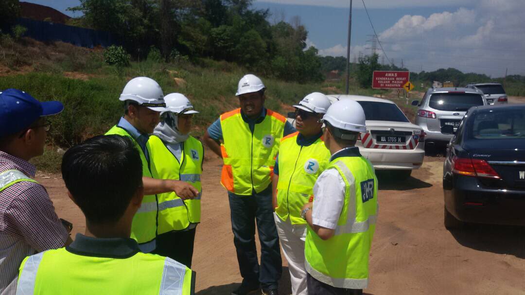 Roadcare_Phg's tweet image. Lawatan kerja Dato zahrul hakim SUB @MOWorks dan Pengarah @CSFJ_JKR ir Mat Rosly bin Mat Daud ke Lokasi kerja pembaikan menggunakan kaedah PMC di laluan FT03 sec 355Jln kuantan-Kemaman.

Alhamdulillah dan syukur jalan rosak dan sering dinaiki air di Bukit Pengorak telah dibaiki