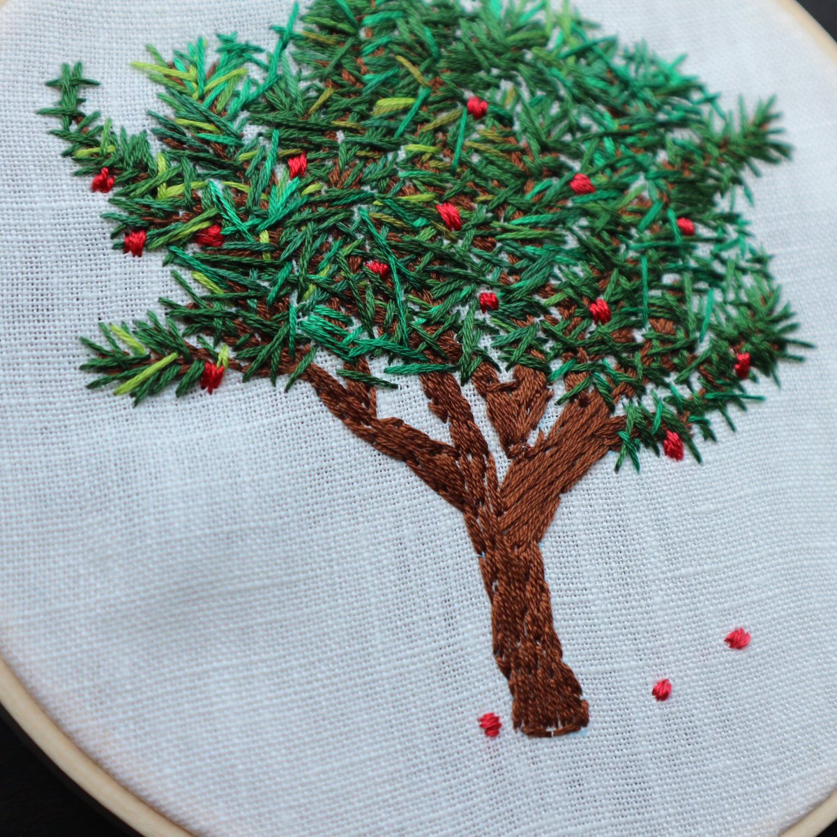 R_s0722's tweet photo. ゴールデンウィーク最終日ですね！新作でーす！「実のなる木 壁掛け刺繍」です！5／26ヨコハマハンドメイドマルシェ・27Marunouchi StreetMarketのイベントに出品するので是非お立ち寄り下さい😋価格はイベント特別の1800円です！
#海外で人気 #流行り #刺繍 #embroidery https://t.co/QNpFKEEKfa