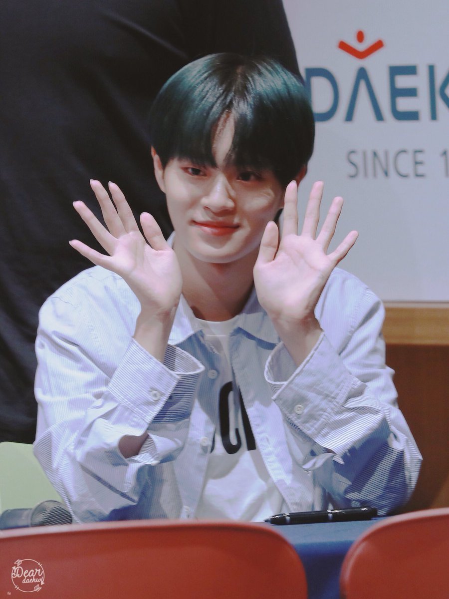 Dear_Daehwi's tweet photo. 180421 대교팬싸

초록머리 요정이 나타난날🌱
#이대휘 #대휘 #워너원 #LEEDAEHWI #WANNAONE https://t.co/8BBHTPpiV7