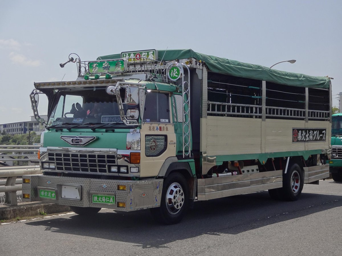 ビッグサム 旧型 先程のドルフィンを拡大写真で まずは家畜運搬車 ベコ車 の県北出荷グループさん 水戸友好には毎年登場している常連車