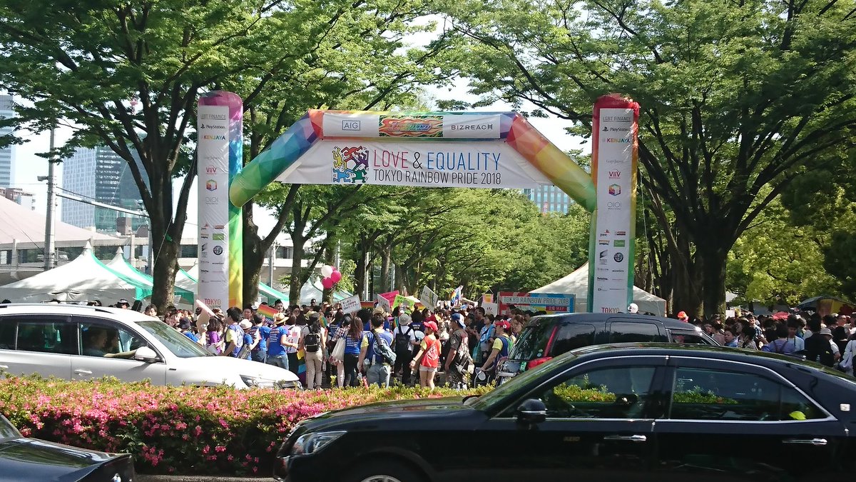 mizunocaitlin's tweet photo. Today is the peak of Pride week! I have never seen this many people in the Yoyogi event space! #TRP2018 https://t.co/SxF5XK71mI