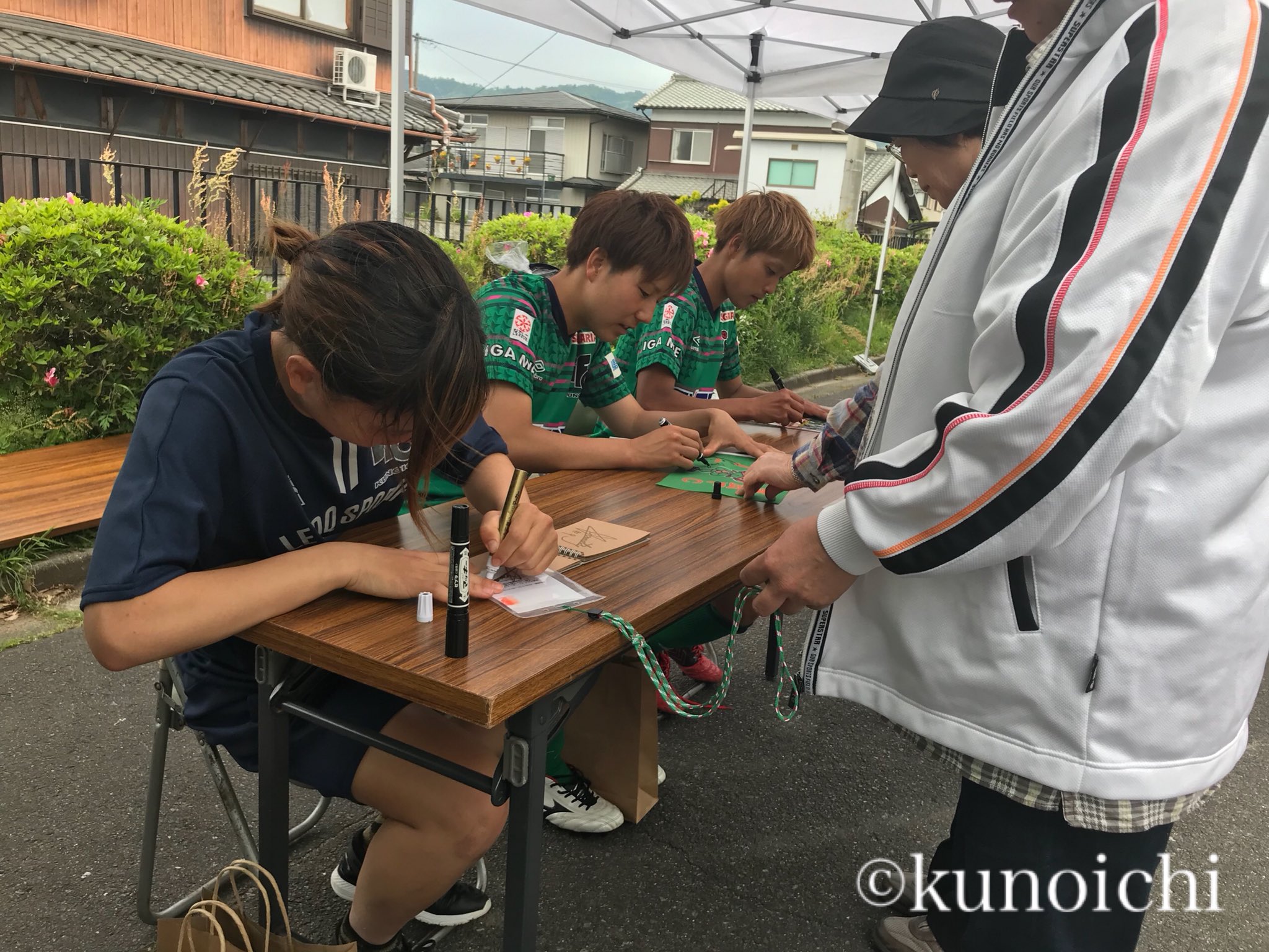 伊賀fcくノ一三重 公式 試合後のサイン会開催中です No 6 乃一綾 選手 No 9 竹島加奈子 選手 No 11 小川志保 選手 伊賀fcくノ一 T Co Ui5aejyswe Twitter