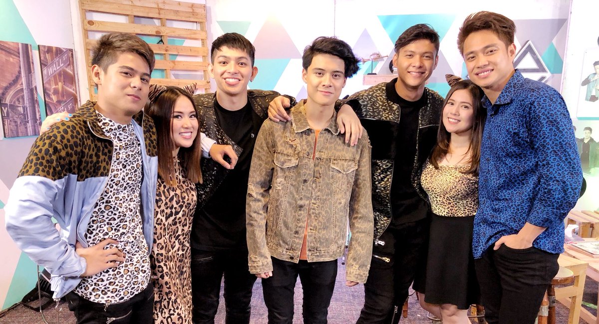 IAdelaCruz's tweet photo. Thank you, TNT Boys. Ang saya lalo ng BPHX episode dahil sa inyo. Ang gagaling niyo pa!💕 Good luck sa YFSF. 😘 #BoybandPHXFlexi tonight, Super Fans. See you! 🤗
📷 Direk @Alco_Guerrero https://t.co/hLfGPExKX0