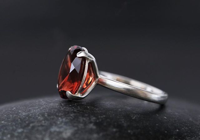 williamwhiteart's tweet photo. Garnet simply claw set in silver, scratch built, no casting, no CAD, lovely!
#nocad #computerfree #handmadejewelry #handcraftedjewelry #williamwhitejewelry #handmadejewellery #cornishmadejewellery https://t.co/NIhWaXm4QJ https://t.co/qo41XFkRTM