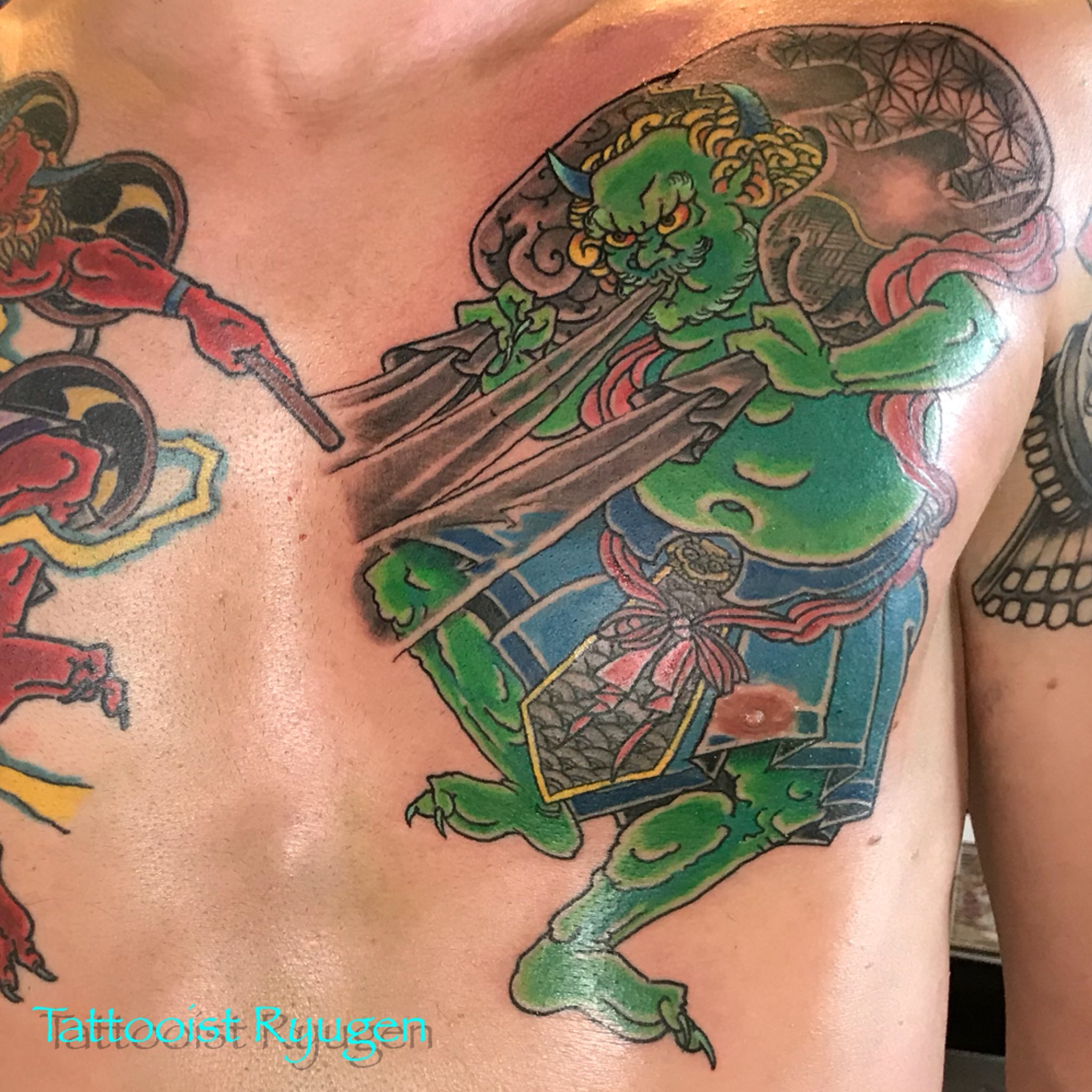 手彫り刺青師 龍元 Twitterissa 風神雷神図 胸 去年入れた雷神に風神を追加 Raijin And Fujin Gods Of Thunder And Wind Chest Added Fujin To Raijin I Did Last Year 手彫り 刺青 龍元 風神 雷神 Fujin Raijin Tebori Irezumi Ryugen