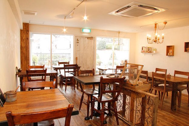 Space_Creative_'s tweet photo. cafe  oticotiで5月7日から多目的スペースがオープンします！

場所は福岡県福岡市中央区白金1-16-15
​クラレマンション白金　１F

20分100円で利用できます！

◯勉強やパソコン作業、長居もOK
◯Wi-Fiや電源もあります！
◯食べ物持ち込みOK

薬院駅から徒歩3分。

#薬院 #cafe #cafeoticoti https://t.co/R7HaRd2IYw