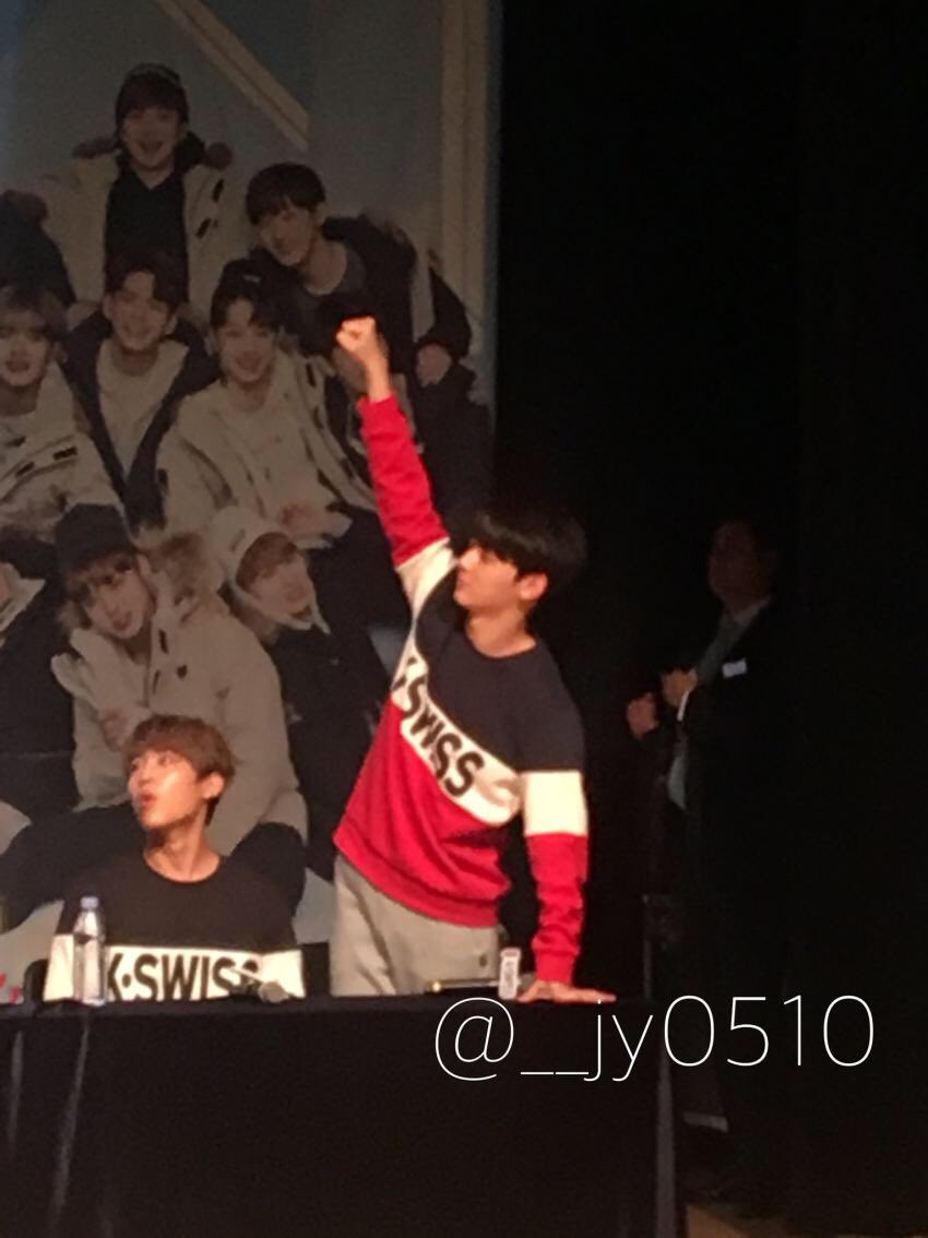 저화질의 황민현 tweet media