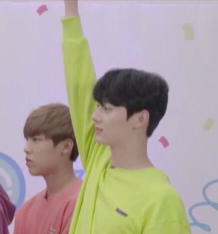 저화질의 황민현 tweet media