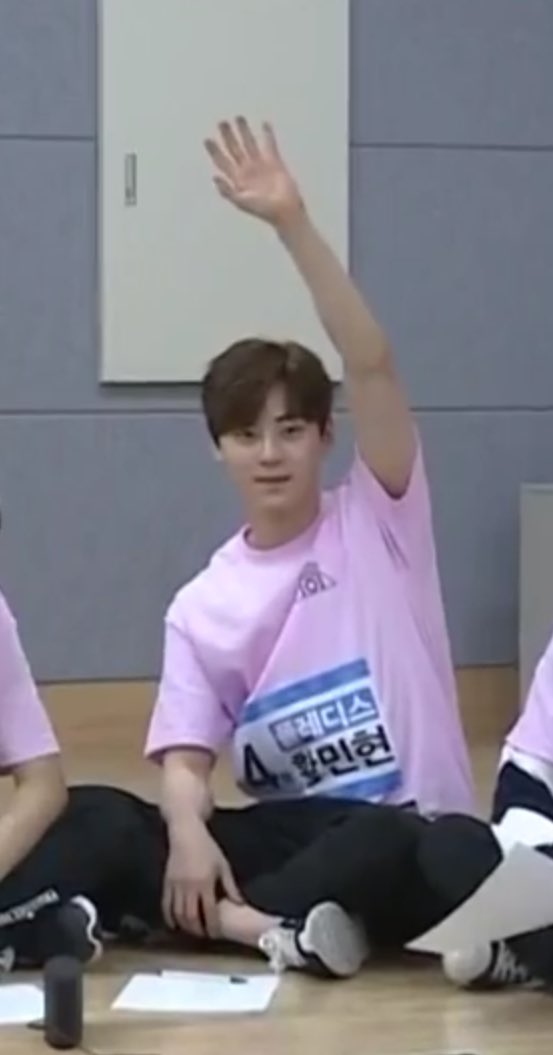저화질의 황민현 tweet media