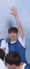 저화질의 황민현 tweet media