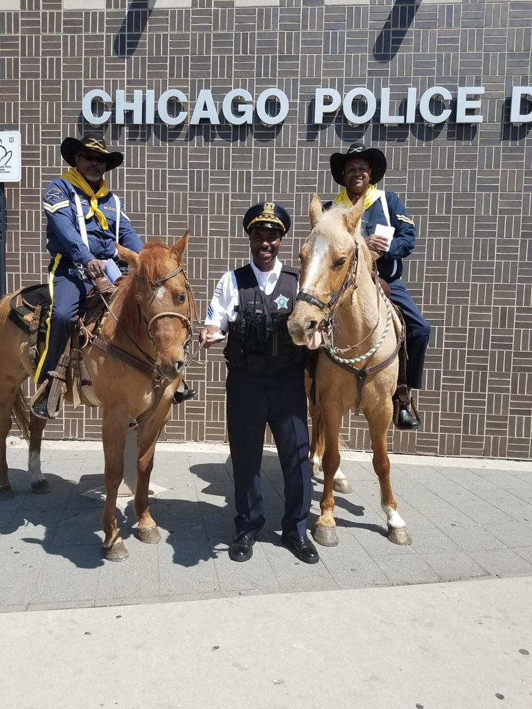 ChicagoCAPS07's tweet photo. #17thWard Buffalo Soldiers Honoring #Veterans @c4m17ward @ChicagoCAPS07 @Chicago_Police https://t.co/aiUyFJfrDs