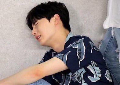 저화질의 황민현 tweet media