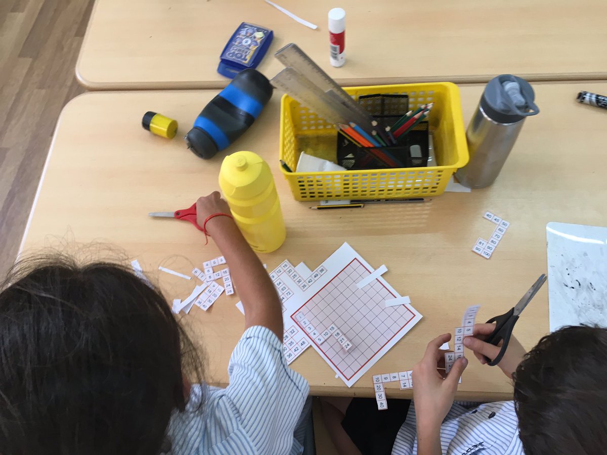 JESSjumeirahYR3's tweet photo. Problem solving today - how to put this puzzle together and what patterns did we notice? #collaboration #factorsandmultiples #finemotorskills @JESSMathsDept @JESSJumMaths https://t.co/VX58jIE2h9