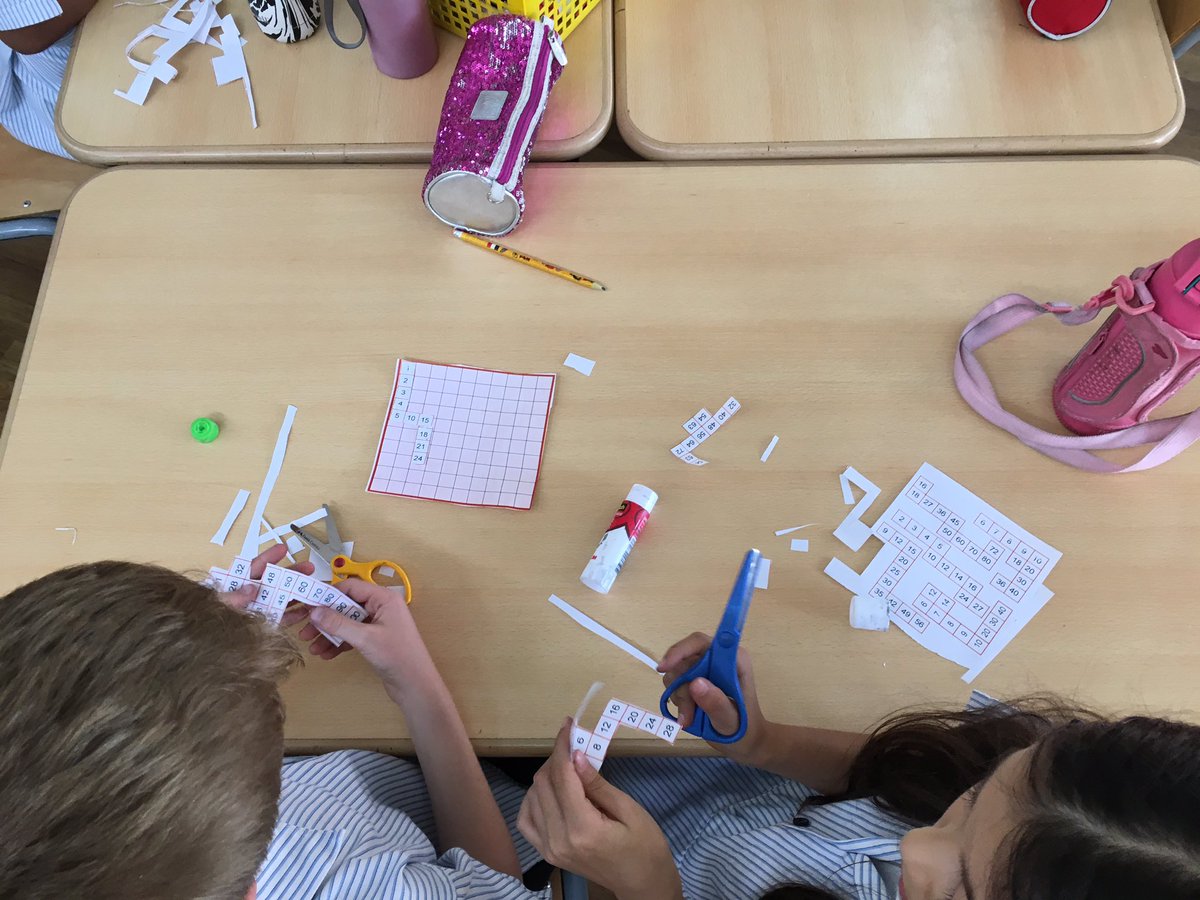 JESSjumeirahYR3's tweet photo. Problem solving today - how to put this puzzle together and what patterns did we notice? #collaboration #factorsandmultiples #finemotorskills @JESSMathsDept @JESSJumMaths https://t.co/VX58jIE2h9