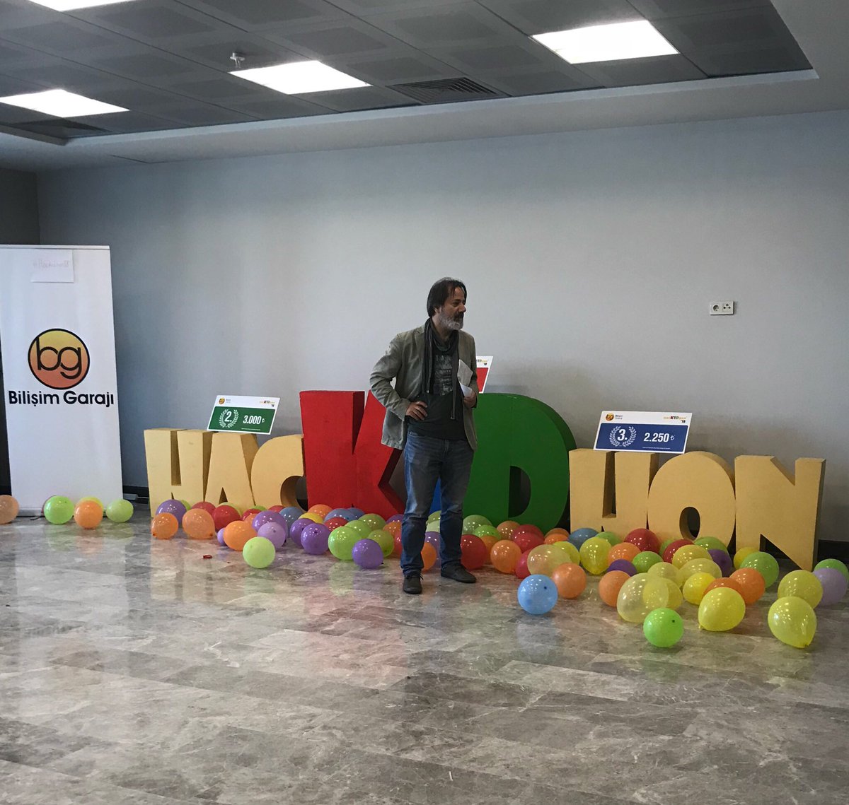 EceKaraboncuk's tweet photo. #Hackidhon18 için buluştuk, heyecanlandık, eğlendik, umutlandık... @bilisimgaraji @MevDinc @ziyaselcuk @DrSelcukOzdemir @topal_zerrin @leventtufekci @mgearda @EgitimveEgitim https://t.co/1BnpXQwJp0