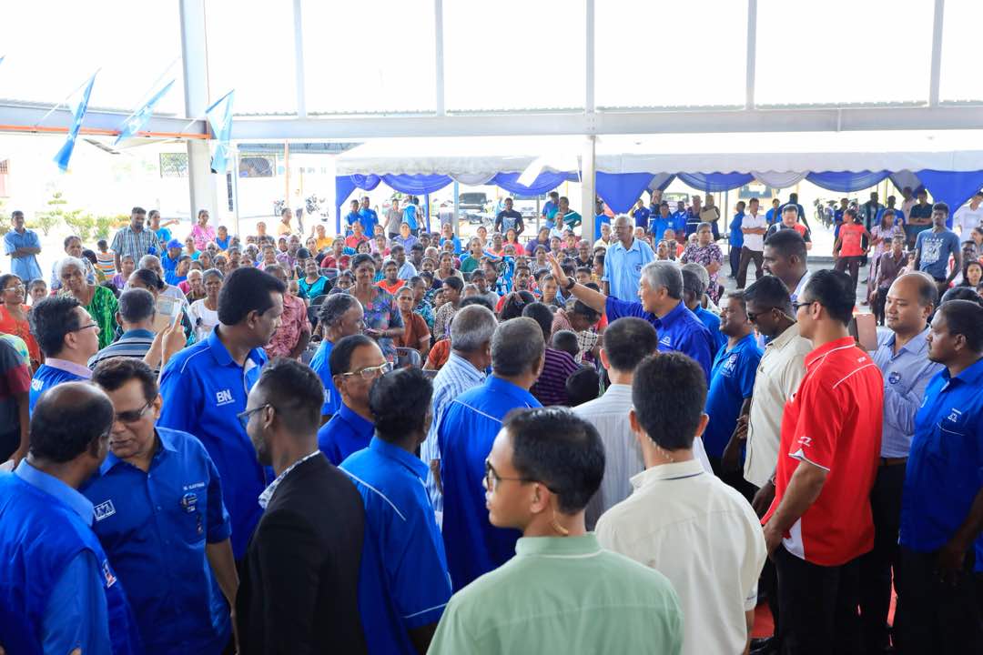 FriendsOfKDN's tweet photo. RT Zahid_Hamidi: Menghadiri Program Parti Progresif Penduduk Malaysia (MyPPP) Bersama Masyarakat India di Dewan PPK Hutan Melintang, Perak.
#BaganDatukORI #BersamaBN https://t.co/y60AifkPKx