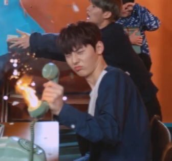 저화질의 황민현 tweet media