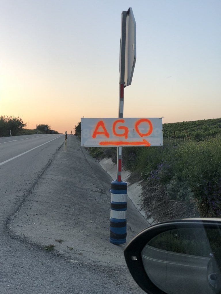 maxbiaggi's tweet photo. Ieri sera cercavo la casa di Agostini per la cena (grazie per l’invito). 
Addirittura ho trovato un indicazione stradale , MITO! 👍🔝😃 https://t.co/pNNN6beMDg