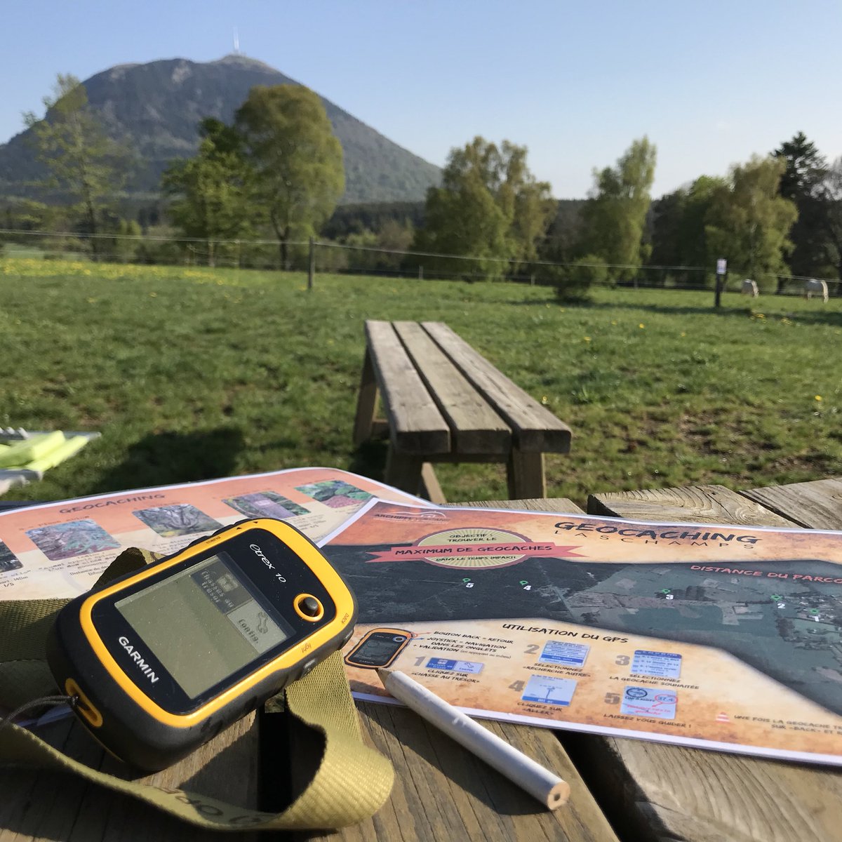 ecocomplexe's tweet image. Dimanche matin parfait ! Un terrain de jeu idéal pour du #Geocaching. #ArchipelVolcans #Sun #PuyDeDome 😎👍🏻