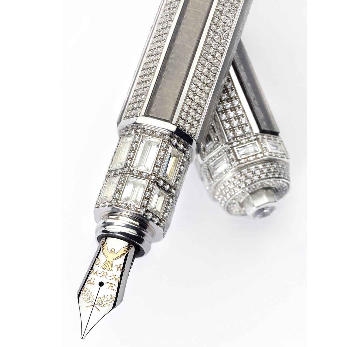 _Montegrappa's tweet photo. Лучшее из прошлого
#Montegrappa #Peace_Pen (2002) - 1 000 000 €
Самая дорогая ручка в мире на тот период.
«Ручка Мира» инкрустирована 1259 бриллиантами, Шкатулка изготовлена из хрусталя мастерами Баккара.
https://t.co/8NsubIodGh
#montegrappa_shop, #pen, #ручки, #history https://t.co/dKwHKIkTro