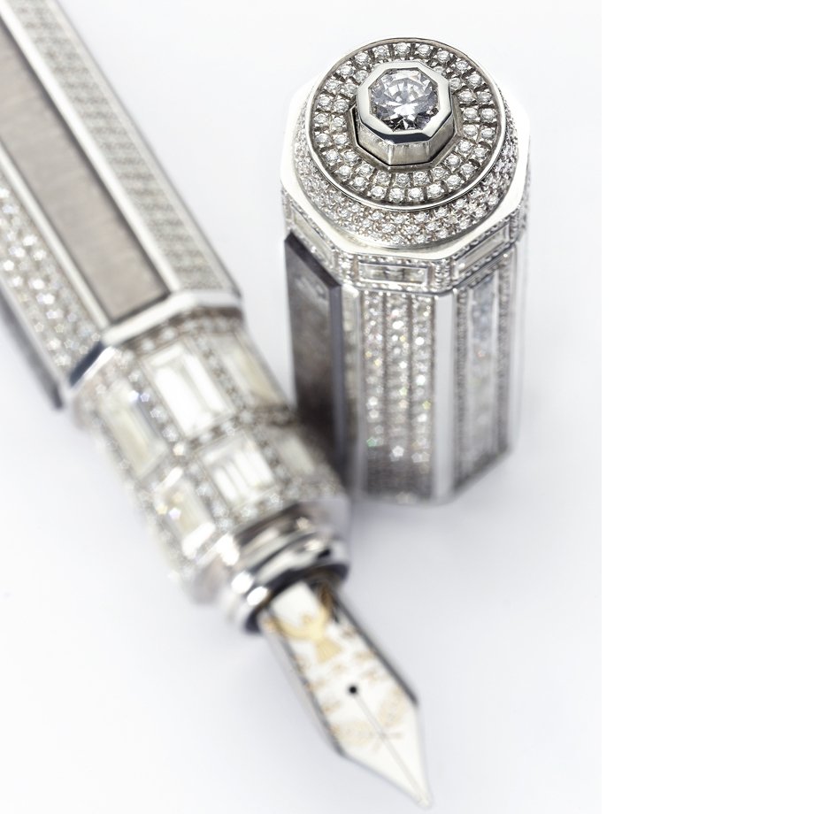 _Montegrappa's tweet photo. Лучшее из прошлого
#Montegrappa #Peace_Pen (2002) - 1 000 000 €
Самая дорогая ручка в мире на тот период.
«Ручка Мира» инкрустирована 1259 бриллиантами, Шкатулка изготовлена из хрусталя мастерами Баккара.
https://t.co/8NsubIodGh
#montegrappa_shop, #pen, #ручки, #history https://t.co/dKwHKIkTro