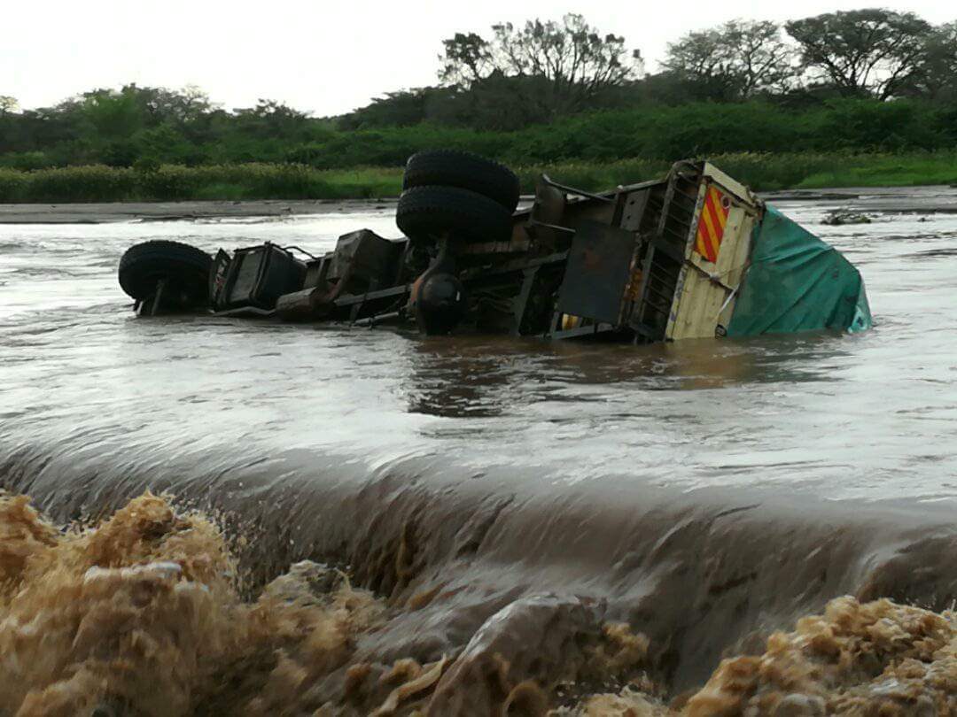 JamesLokwale's tweet photo. Traders in major towns of Turkana are counting losses worth millions of shillings following a month-long pile up of vehicles at a Kainuk drift, currently overtopped by floods. Prices of essential commodities, including fuel &amp; groceries, have skyrocketed in Lodwar town @Nanjala1 https://t.co/wsTyjq69at