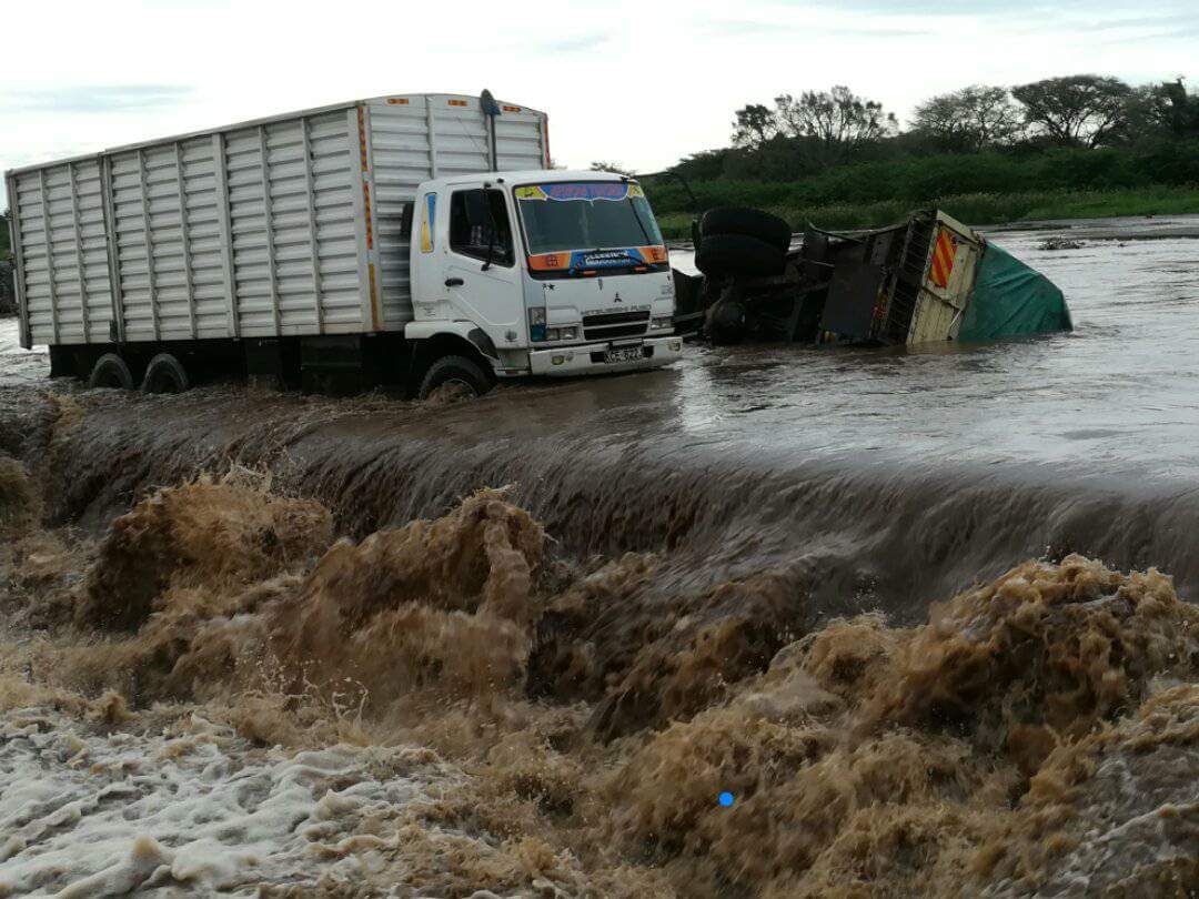 JamesLokwale's tweet photo. Traders in major towns of Turkana are counting losses worth millions of shillings following a month-long pile up of vehicles at a Kainuk drift, currently overtopped by floods. Prices of essential commodities, including fuel &amp; groceries, have skyrocketed in Lodwar town @Nanjala1 https://t.co/wsTyjq69at