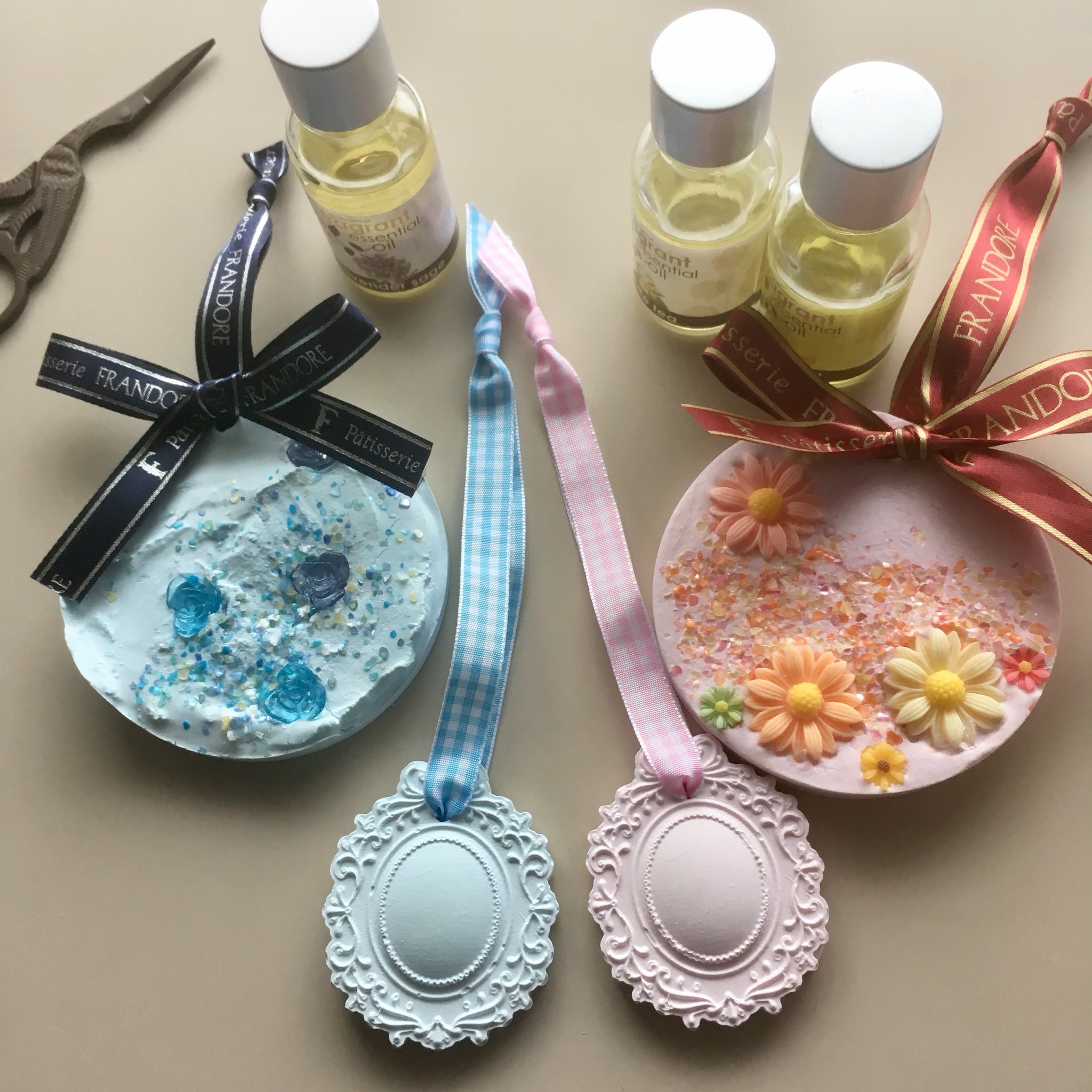 橘 千歳 昨日の石膏にリボンを通してアロマオイルかけました アロマストーン完成です 最近の100均さんはすごいねー キャンドゥ アロマストーン 百均モールド