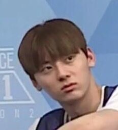 저화질의 황민현 tweet media