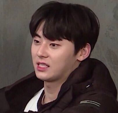 저화질의 황민현 tweet media