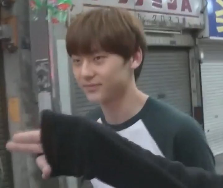 저화질의 황민현 tweet media