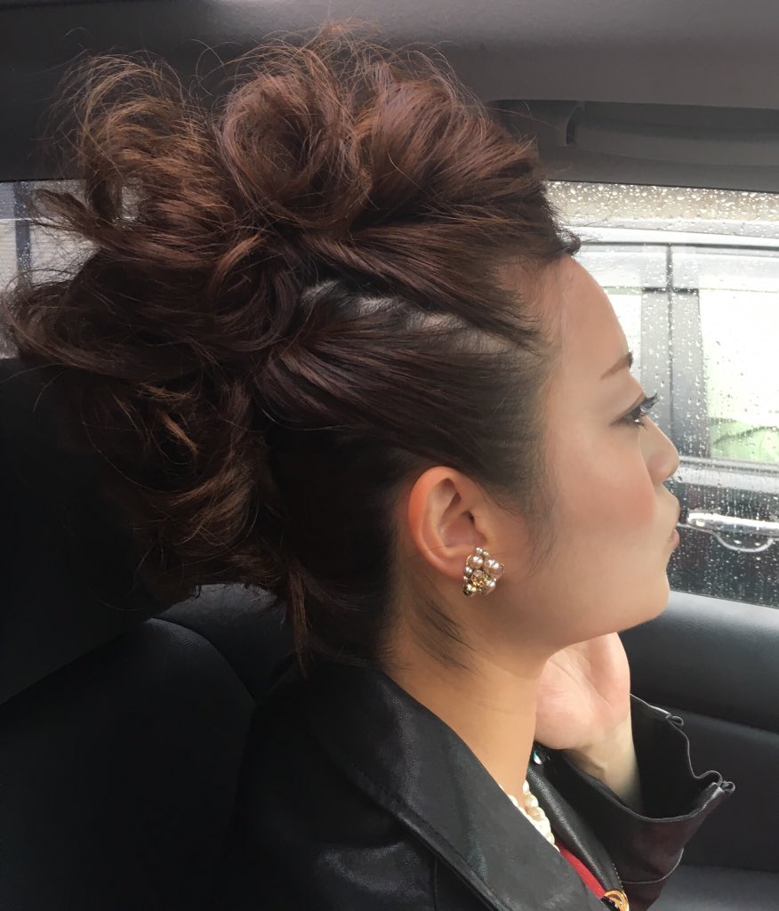 藤田美登里 今日は会社の後輩の結婚式 気持ちは中学生でも 体はウソをつけない30代 ブライダルインナーを装着しても初っ端からお腹がキツいです 後輩のご両親は音楽をしている事からファンキーにソフトモヒカンにしてみました 友達と作った