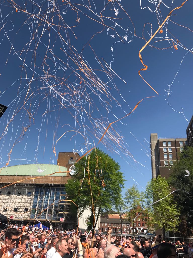 Massive applause and celebrations as the mayor presents <a href="/LutonTown/">Luton Town FC</a> with the trophy. What a great day #COYH #UpTheTown