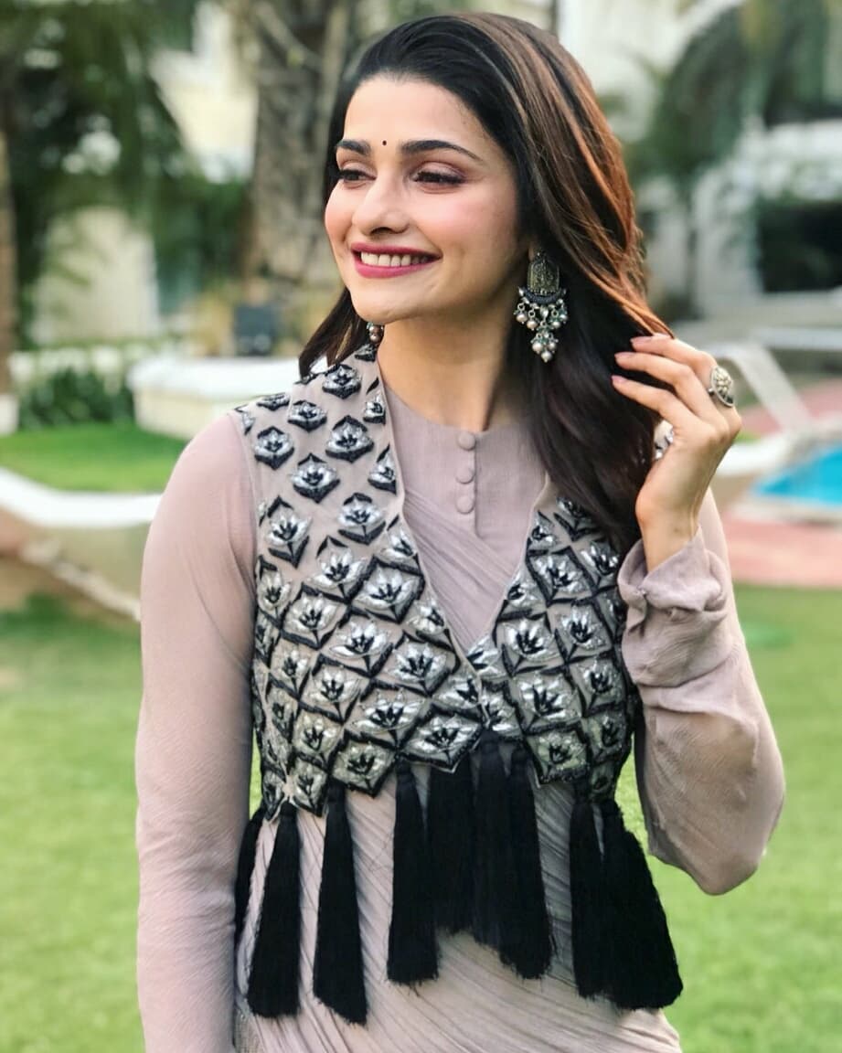 Media_Vantage's tweet image. The gorgeous @ItsPrachiDesai looking as stunning as ever in her #SelfStyled look in #Ahmedabad for #TheNorthwayPropertyAwards 2018 🏆...deal by #MediaVantage
. Outfit by  @mehra_ridhi with a beautiful pair of jewellery and shoes from #azotiique and @SteveMadden